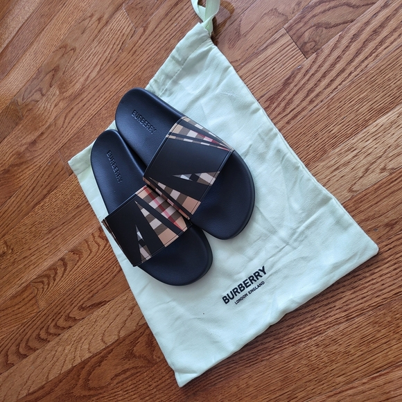 Burberry Black and Tan Men's Slides - Picture 6 of 7